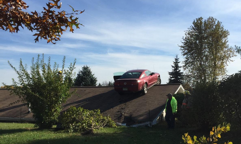 Illustration for article titled How In Tarnation Did This Mustang End Up On A Roof?